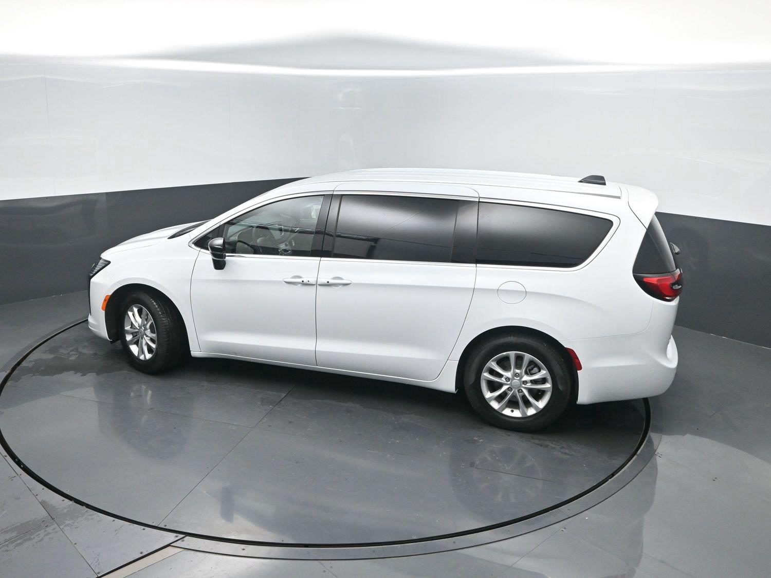 New 2027 Bright White Clearcoat Chrysler Select image 38