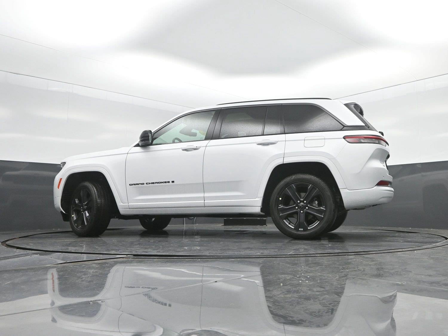 New 2027 Bright White Clearcoat Jeep Limited Reserve image 34