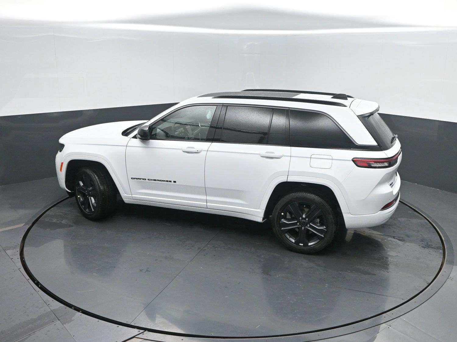 New 2027 Bright White Clearcoat Jeep Limited Reserve image 38