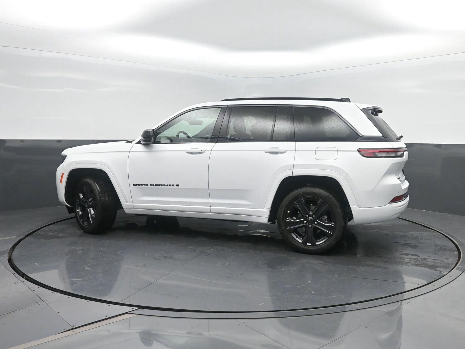 New 2027 Bright White Clearcoat Jeep Limited Reserve image 41
