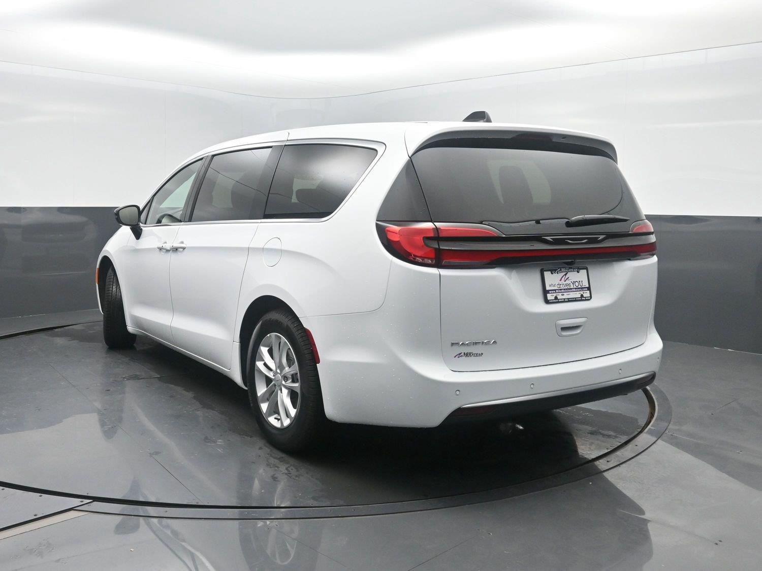 New 2027 Bright White Clearcoat Chrysler Select image 44