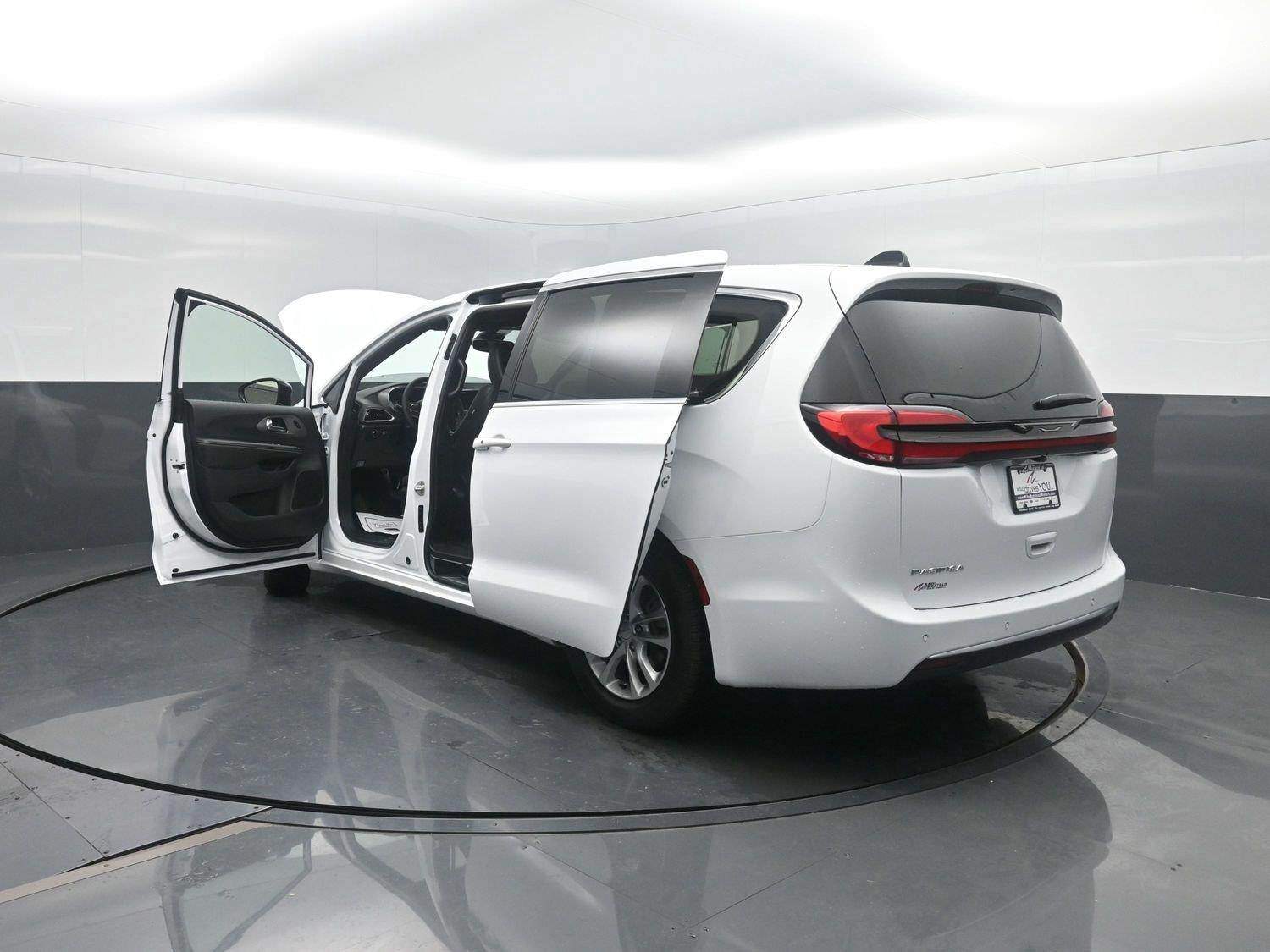 New 2027 Bright White Clearcoat Chrysler Select image 47