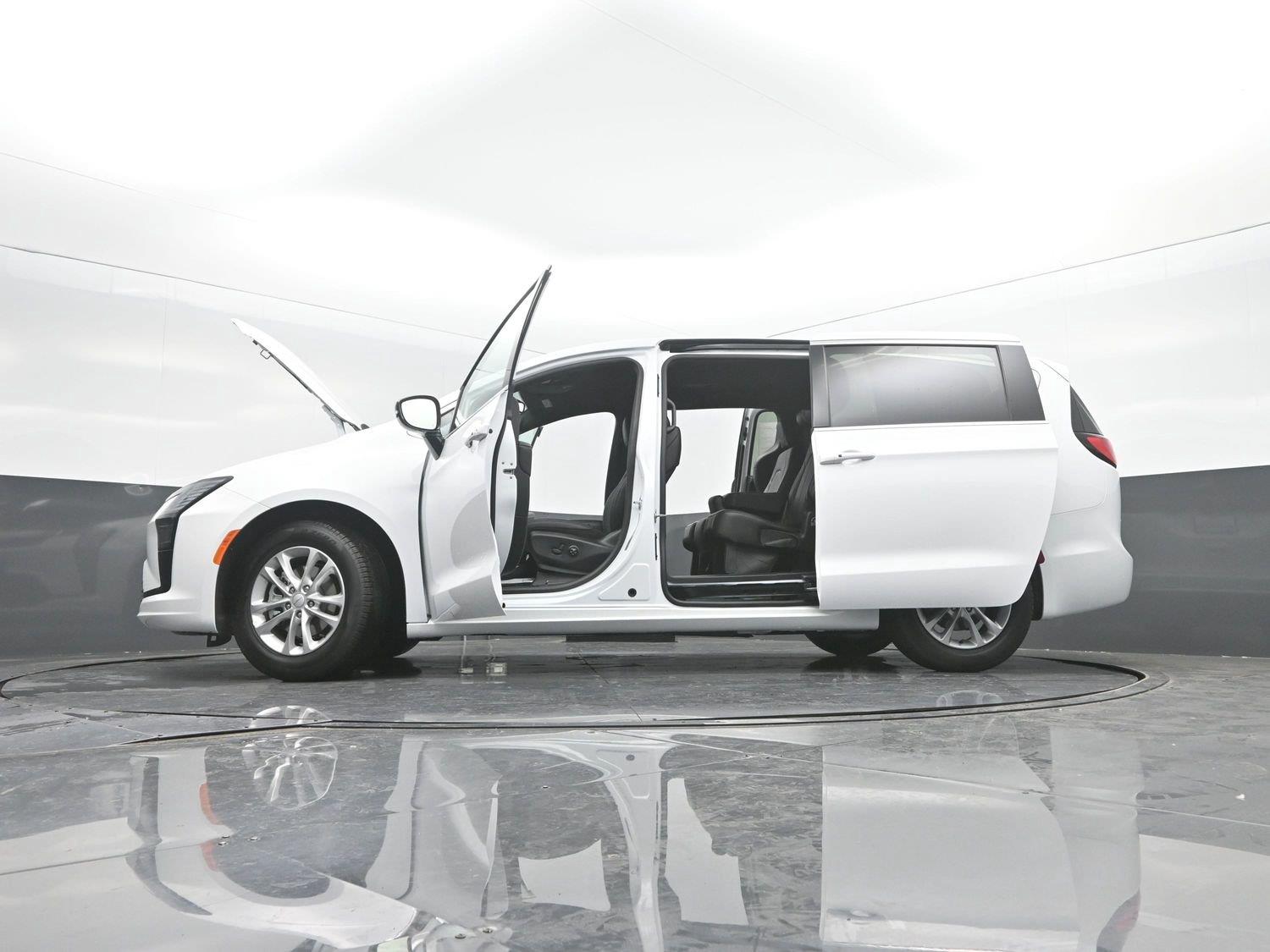 New 2027 Bright White Clearcoat Chrysler Select image 51