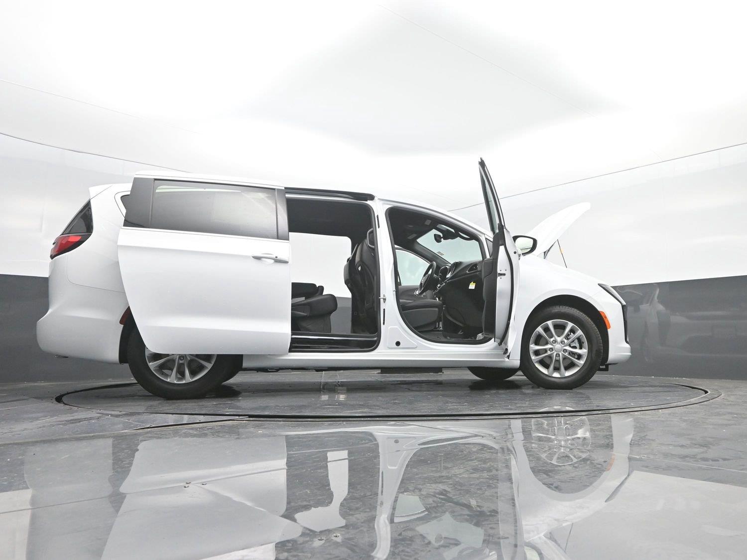 New 2027 Bright White Clearcoat Chrysler Select image 52