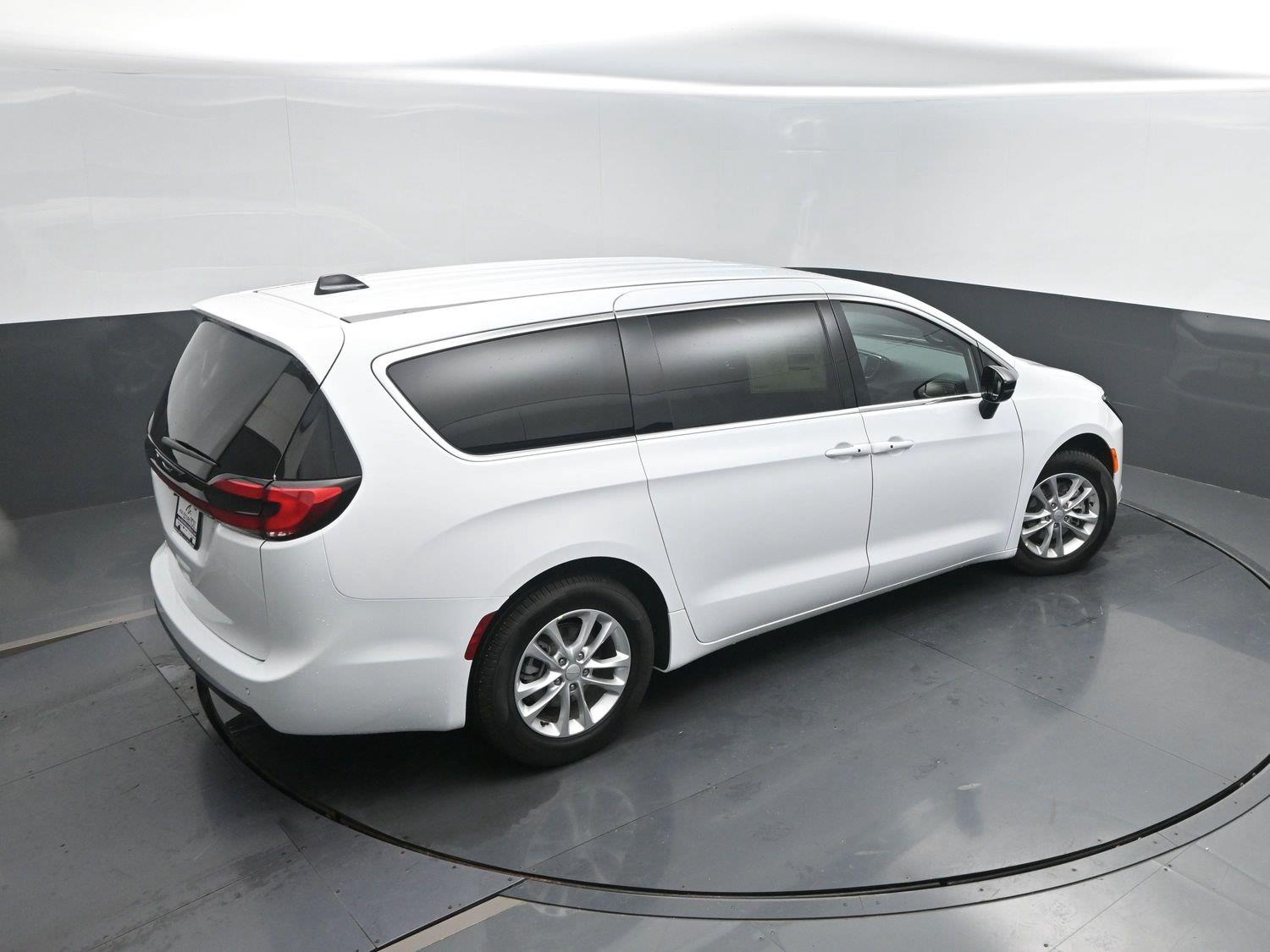 New 2027 Bright White Clearcoat Chrysler Select image 39