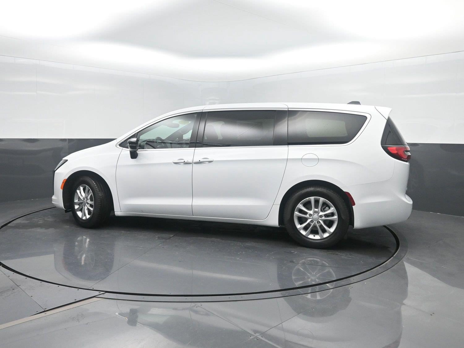 New 2027 Bright White Clearcoat Chrysler Select image 41
