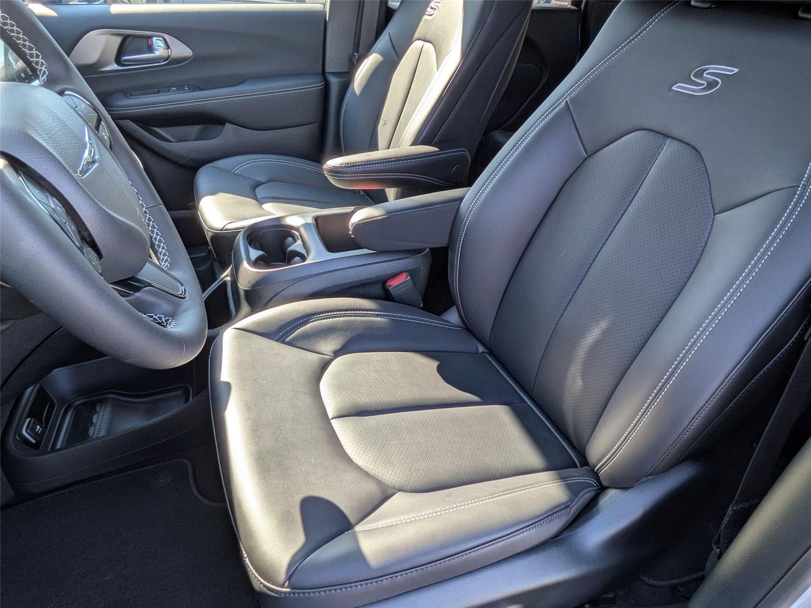 2026 Chrysler Pacifica Select - Photo 26