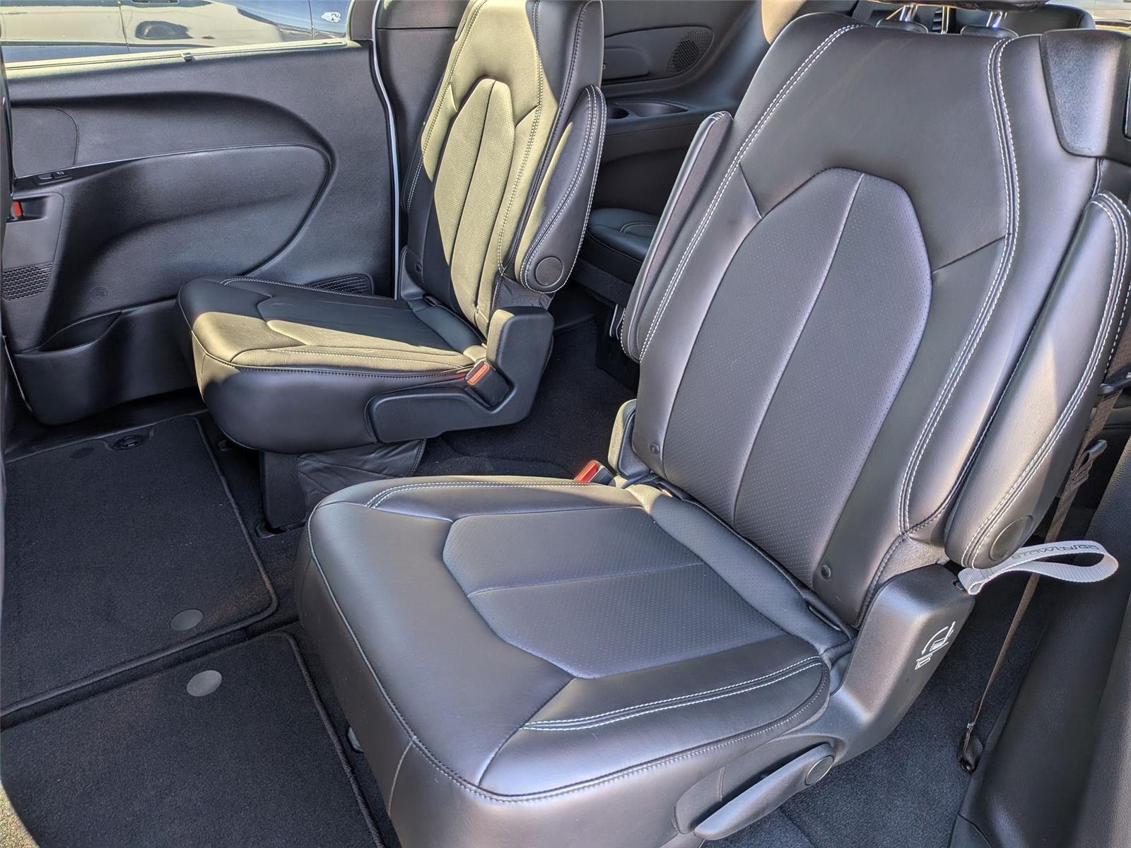 2026 Chrysler Pacifica Select - Photo 29