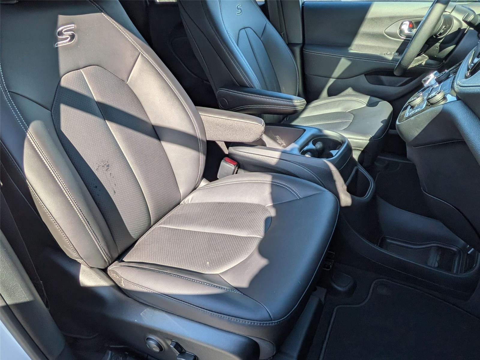 2026 Chrysler Pacifica Select - Photo 35