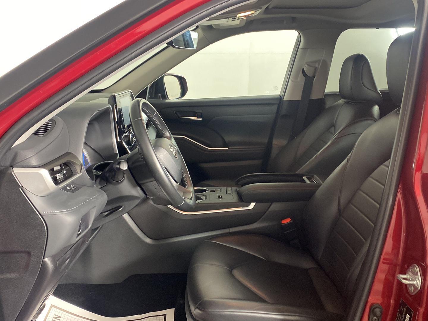 Used 2022 Pearl Toyota XLE image 25