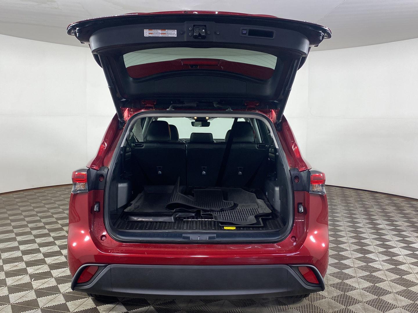 Used 2022 Pearl Toyota XLE image 31