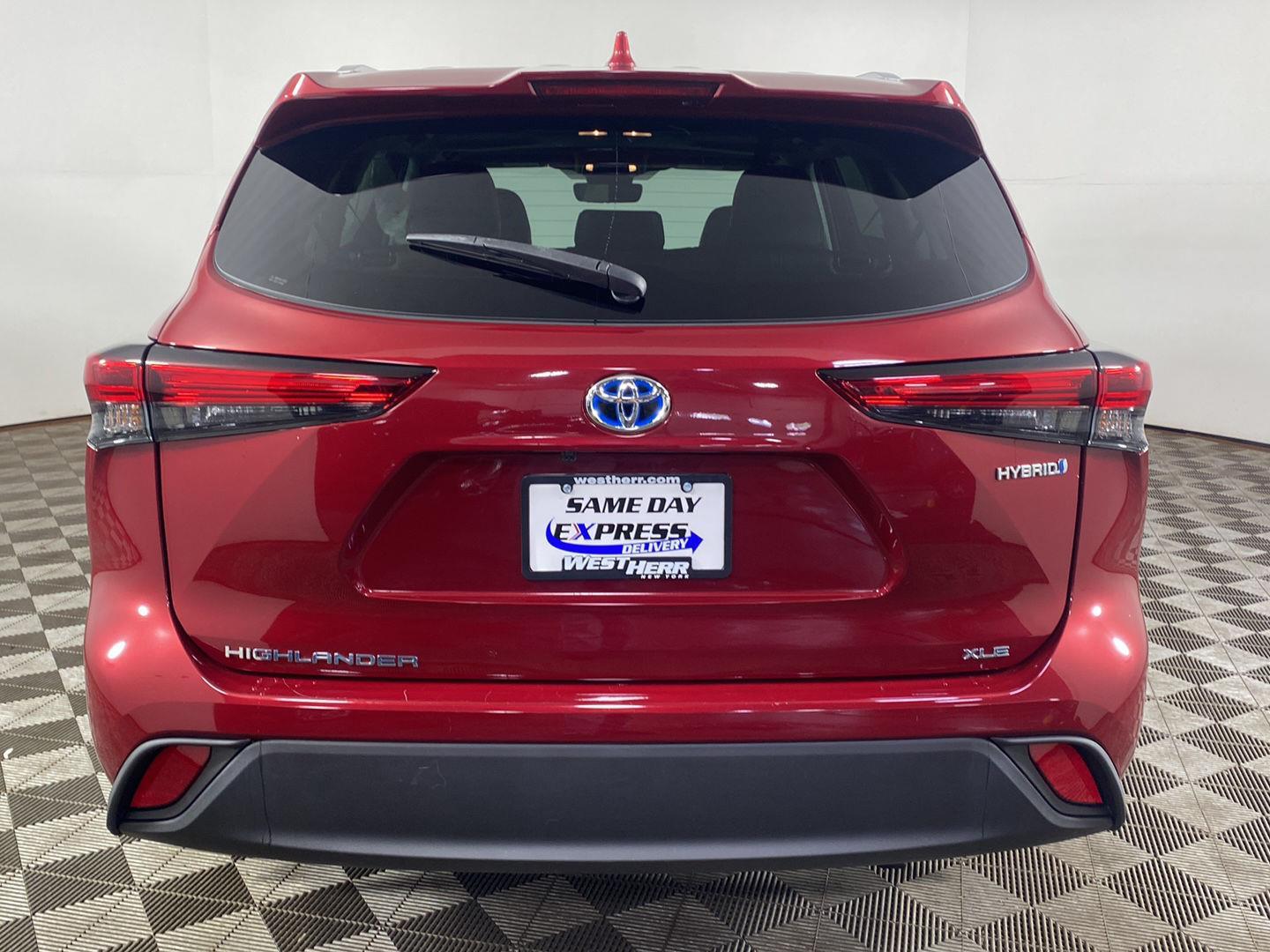 Used 2022 Pearl Toyota XLE image 5