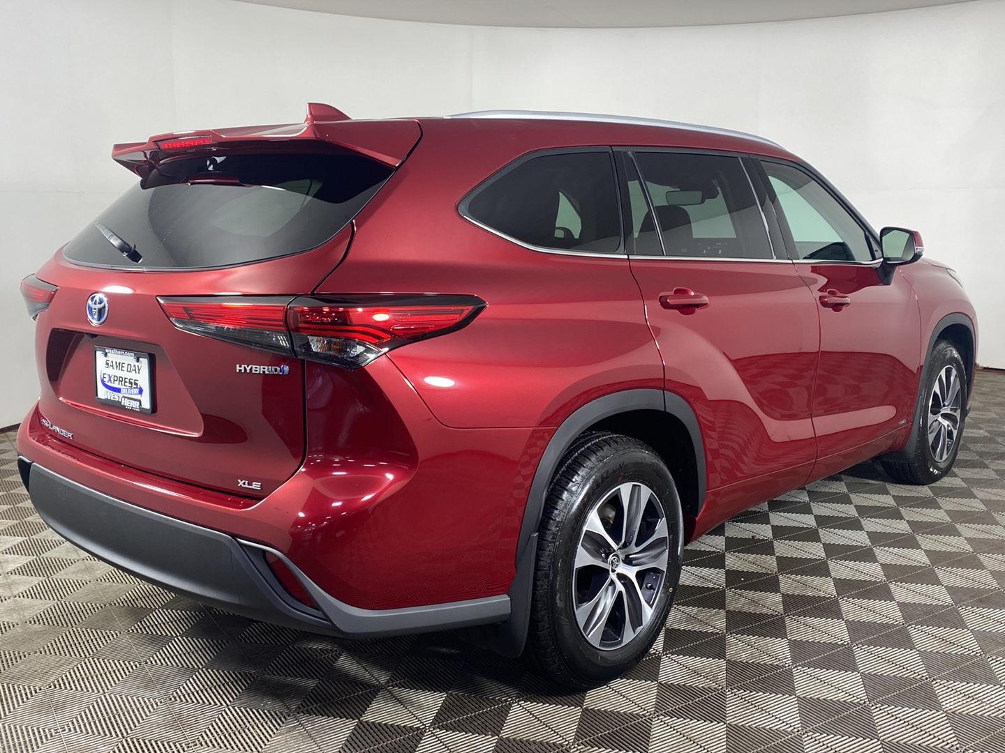 Used 2022 Pearl Toyota XLE image 6