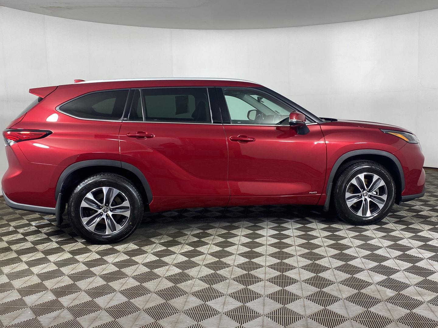 Used 2022 Pearl Toyota XLE image 7