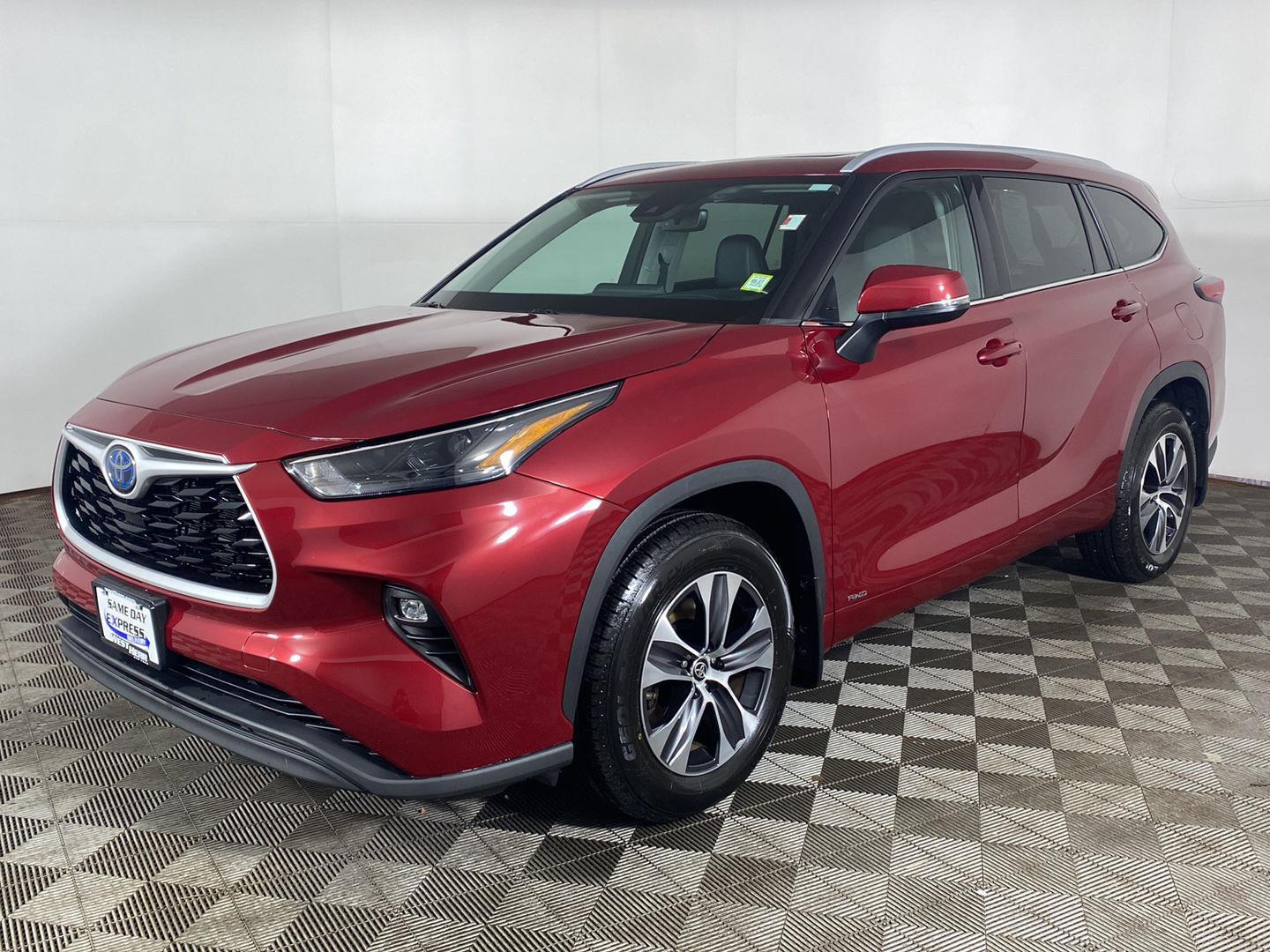 Used 2022 Pearl Toyota XLE image 2