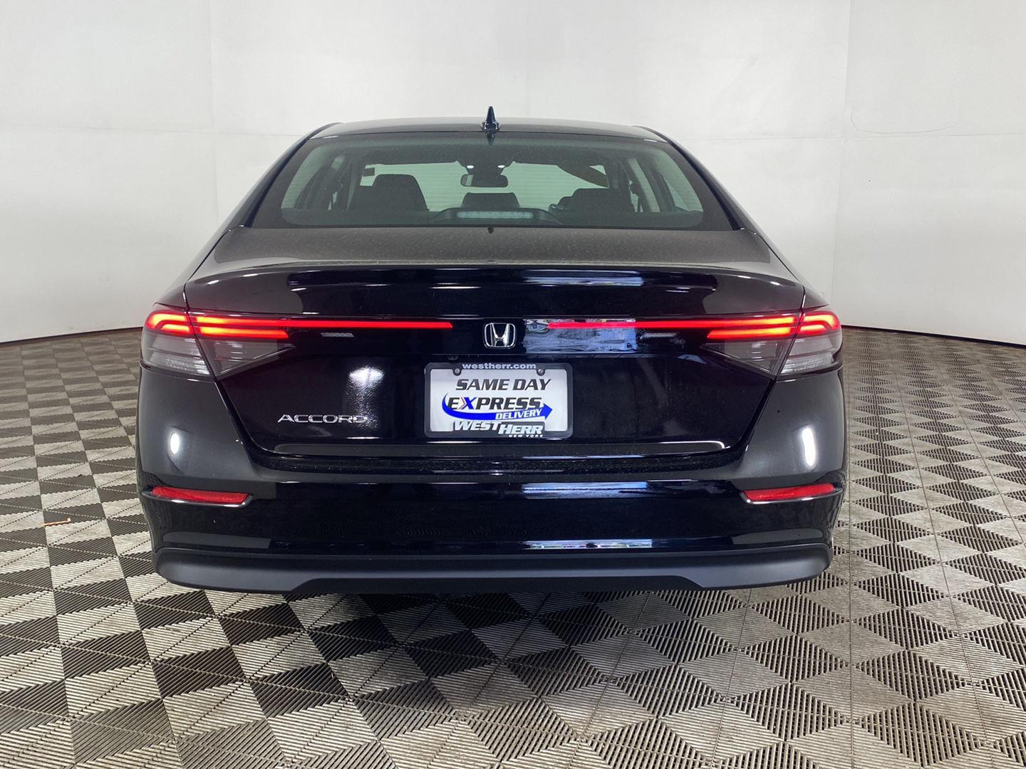 Used 2025 Crystal Black Pearl Honda SE image 9