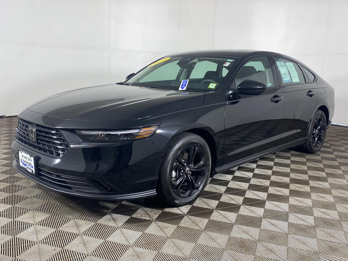 Used 2025 Crystal Black Pearl Honda SE image 6