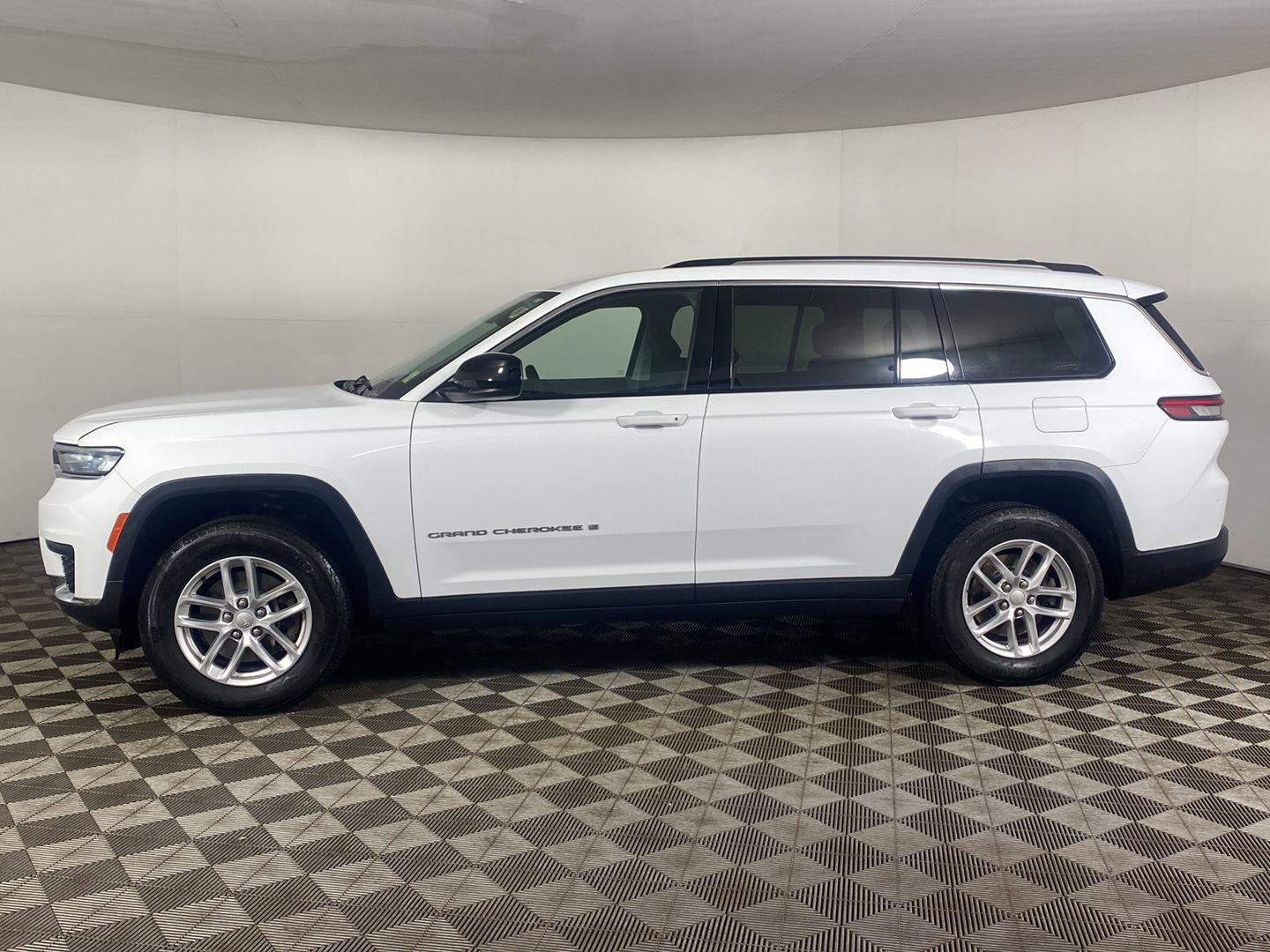 Used 2023 Bright White Clearcoat Jeep Laredo image 3