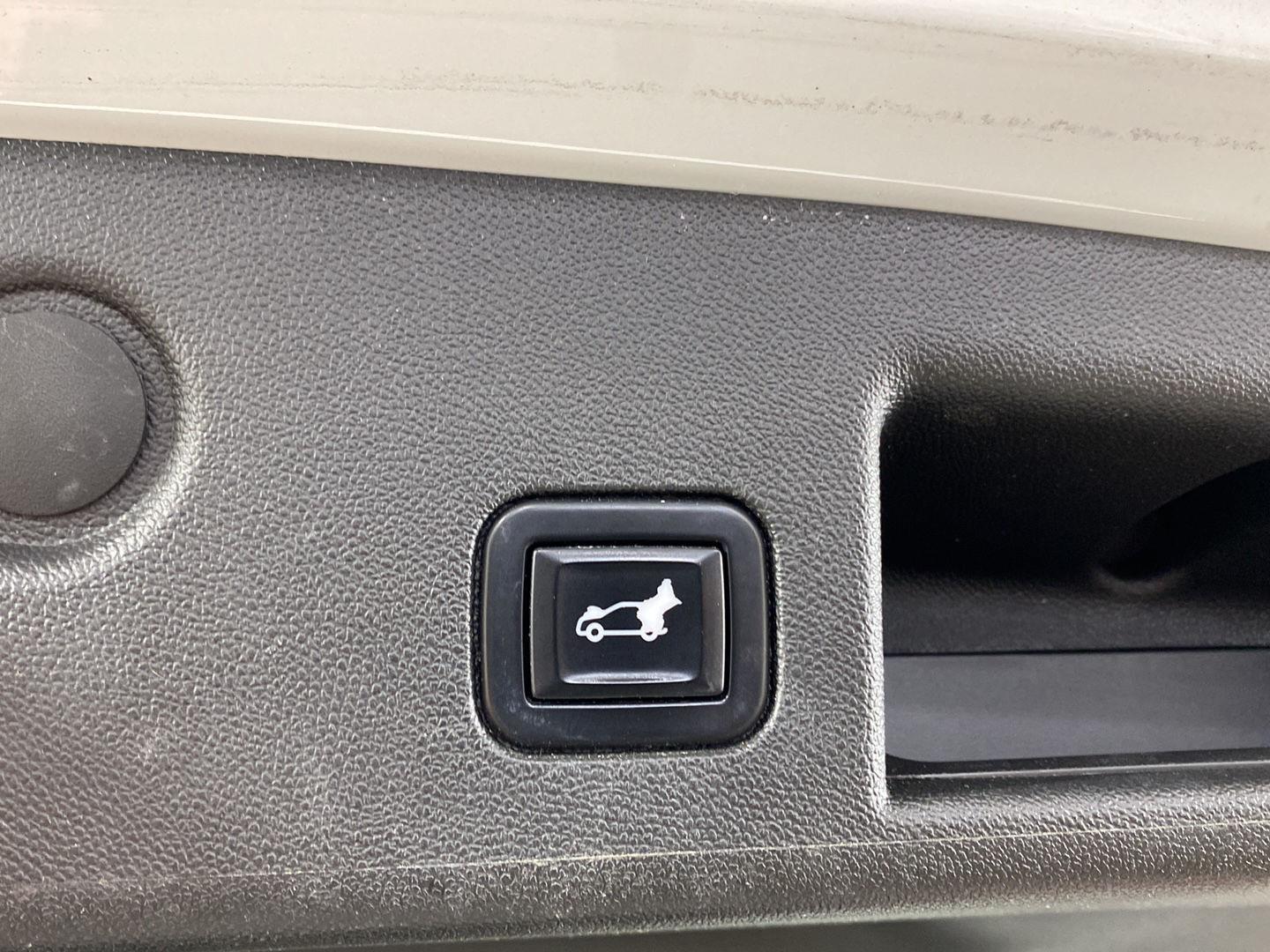 Used 2022 Summit White Chevrolet RS image 26