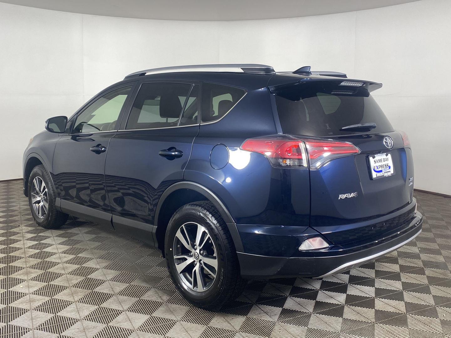 Used 2018 Galactic Aqua Mica Toyota XLE image 4