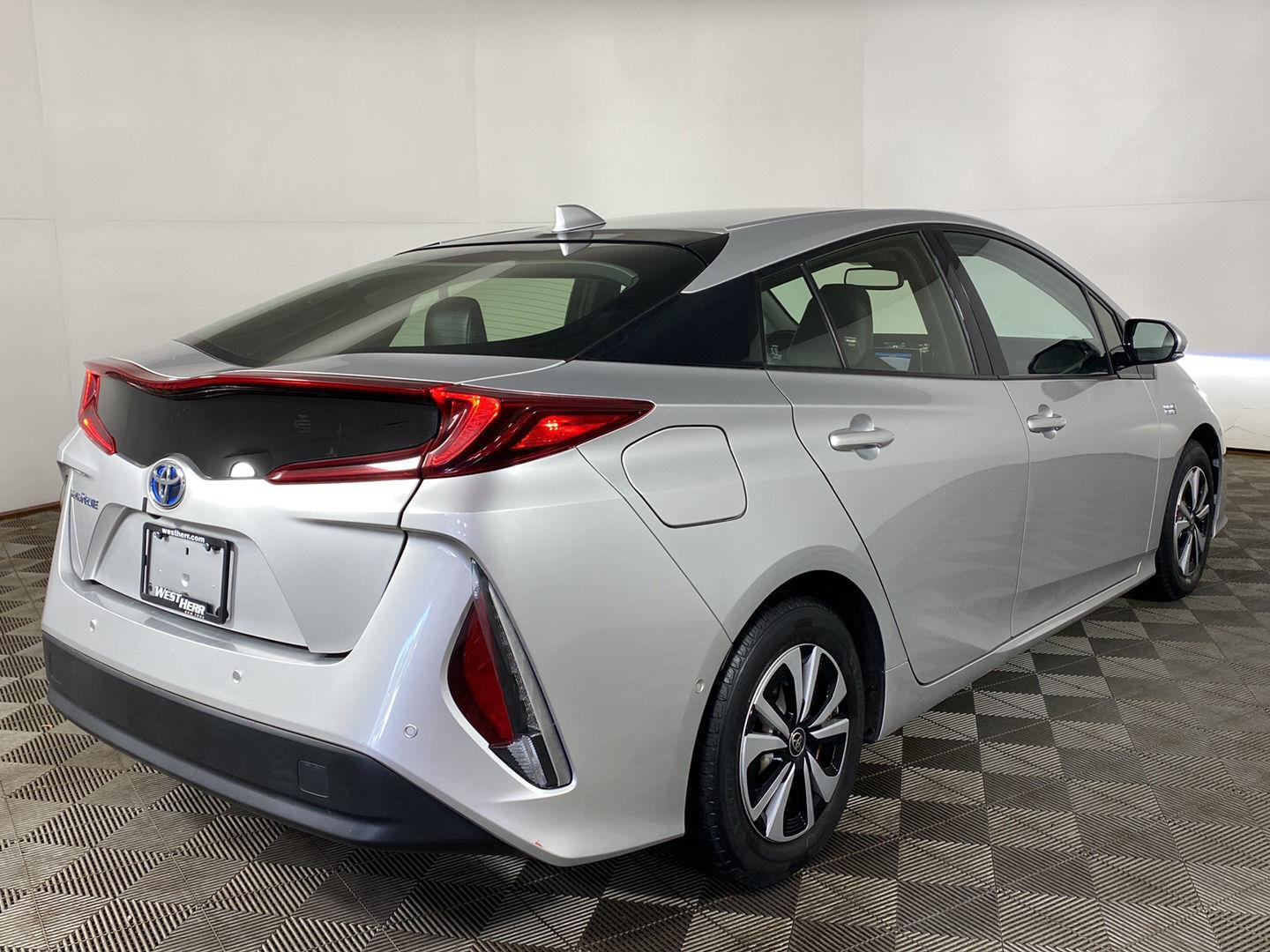 Used 2017 Classic Silver Metallic Toyota Advanced image 6