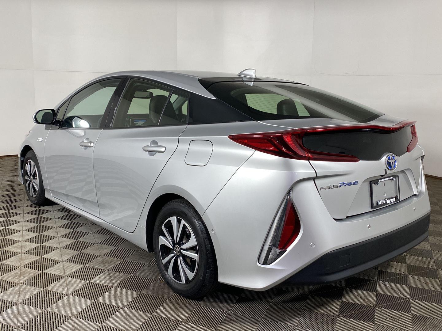 Used 2017 Classic Silver Metallic Toyota Advanced image 4