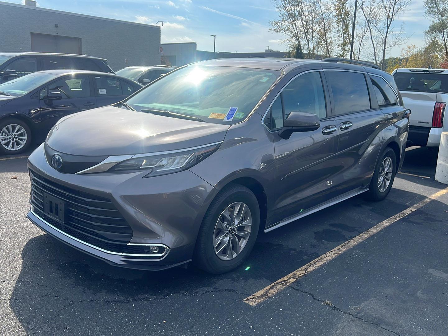Certified Used 2022 Predawn Gray Mica Toyota XLE 7-Passenger image 2