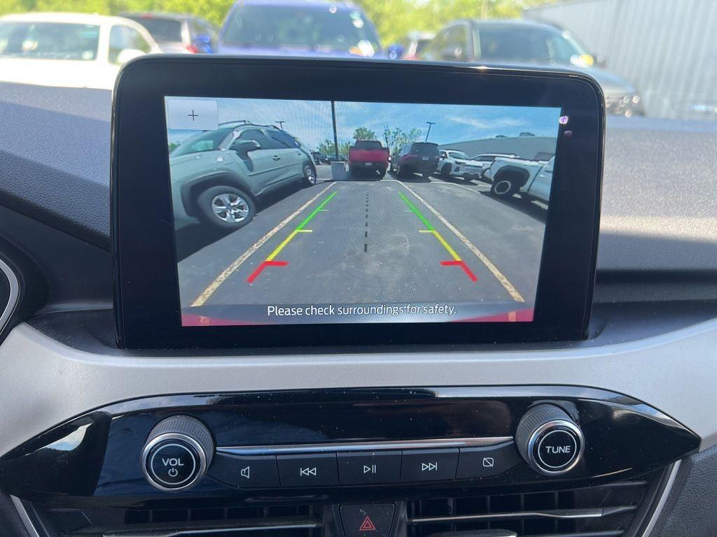 Used 2021 Red Metallic Ford SE image 9