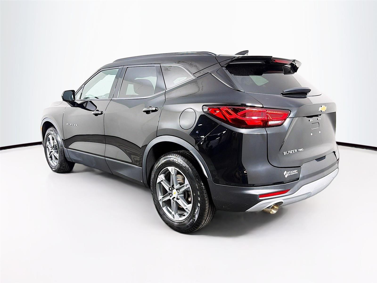 View vehicle photo 5