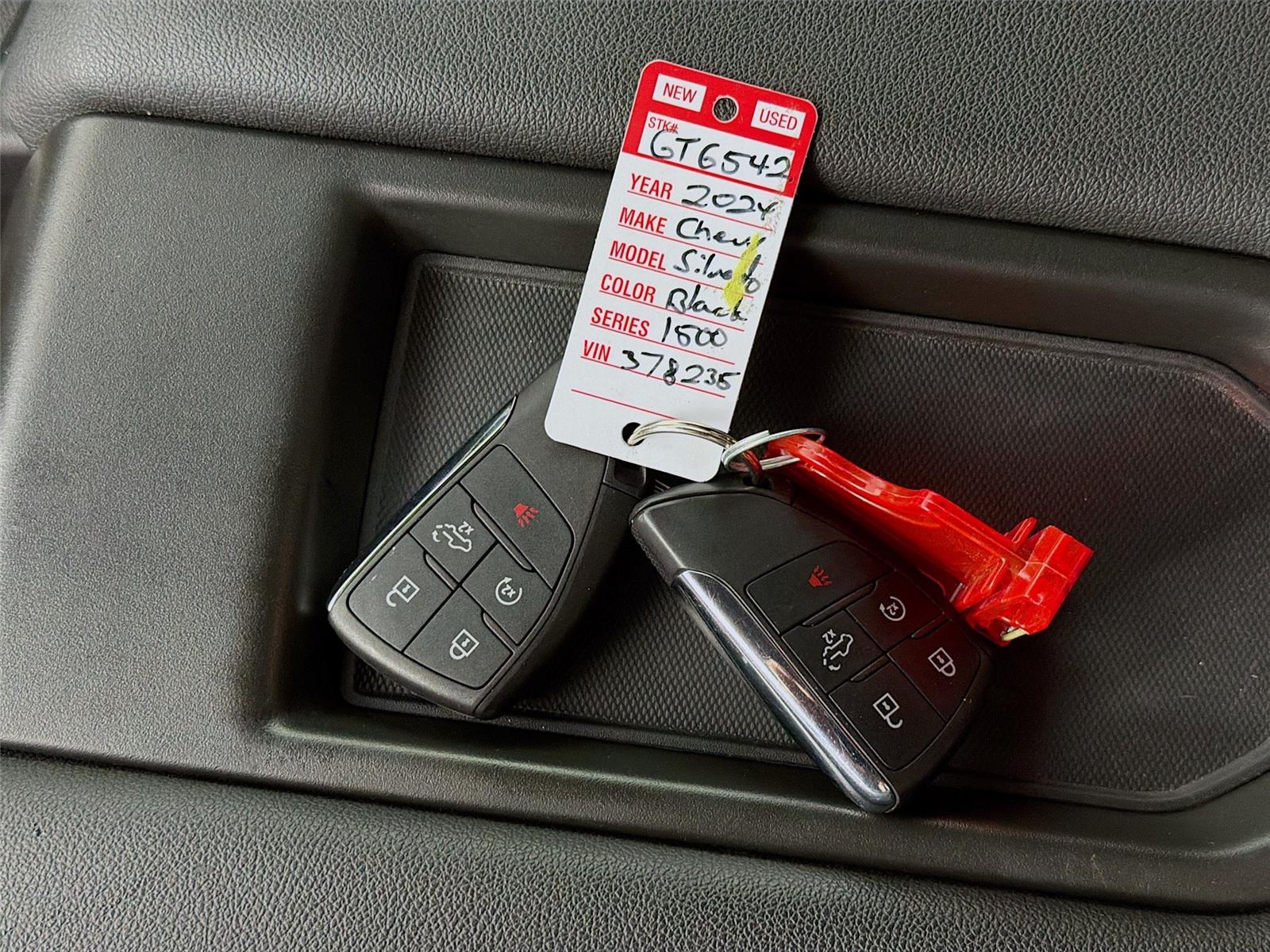 View vehicle photo 4