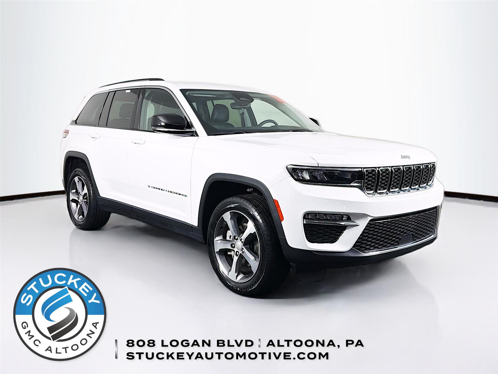 Bright White Clearcoat 2023 Jeep Grand Cherokee SUV / Crossover Four-Wheel Drive 8-Speed Automatic