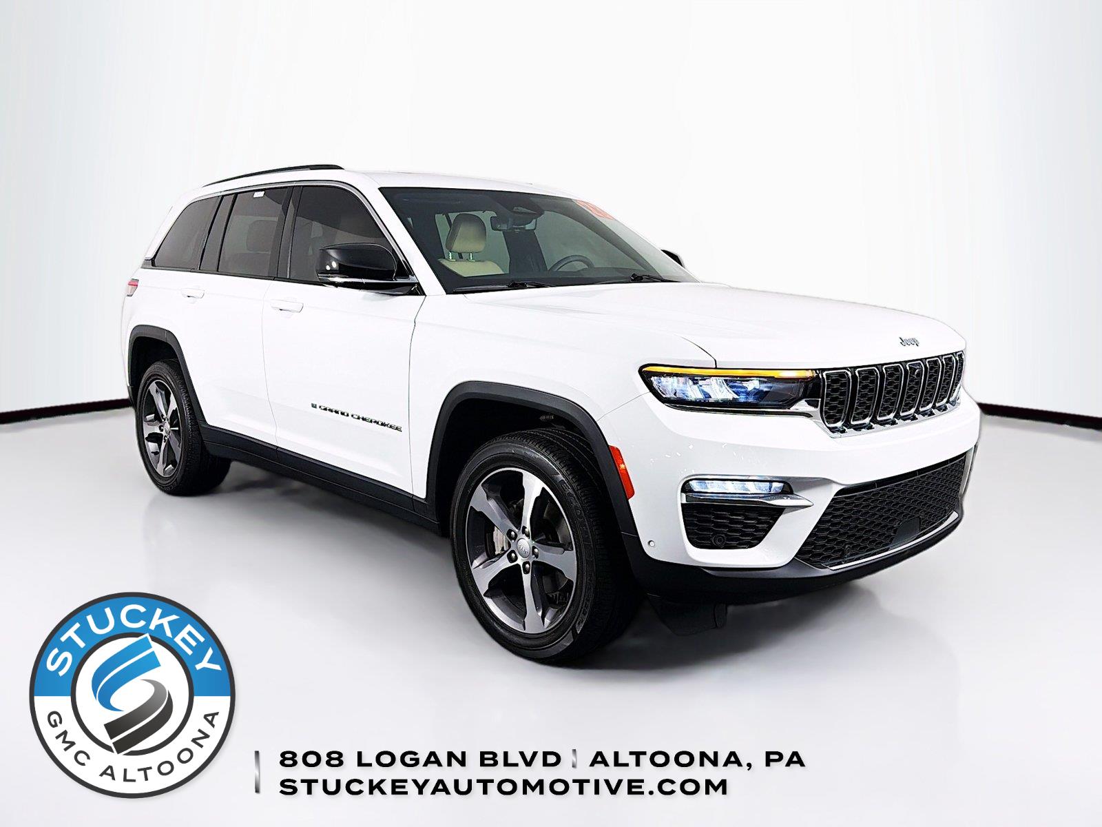 Bright White Clearcoat 2023 Jeep Grand Cherokee SUV / Crossover Four-Wheel Drive 8-Speed Automatic