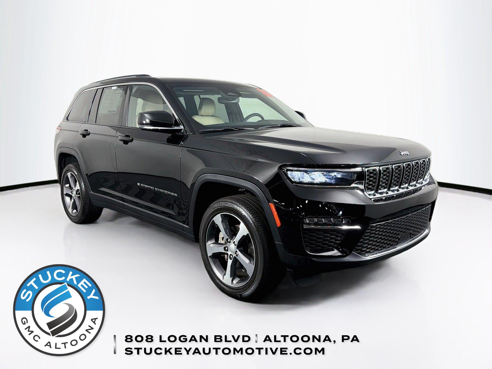 Diamond Black Crystal Pearlcoat 2023 Jeep Grand Cherokee SUV / Crossover Four-Wheel Drive 8-Speed Automatic