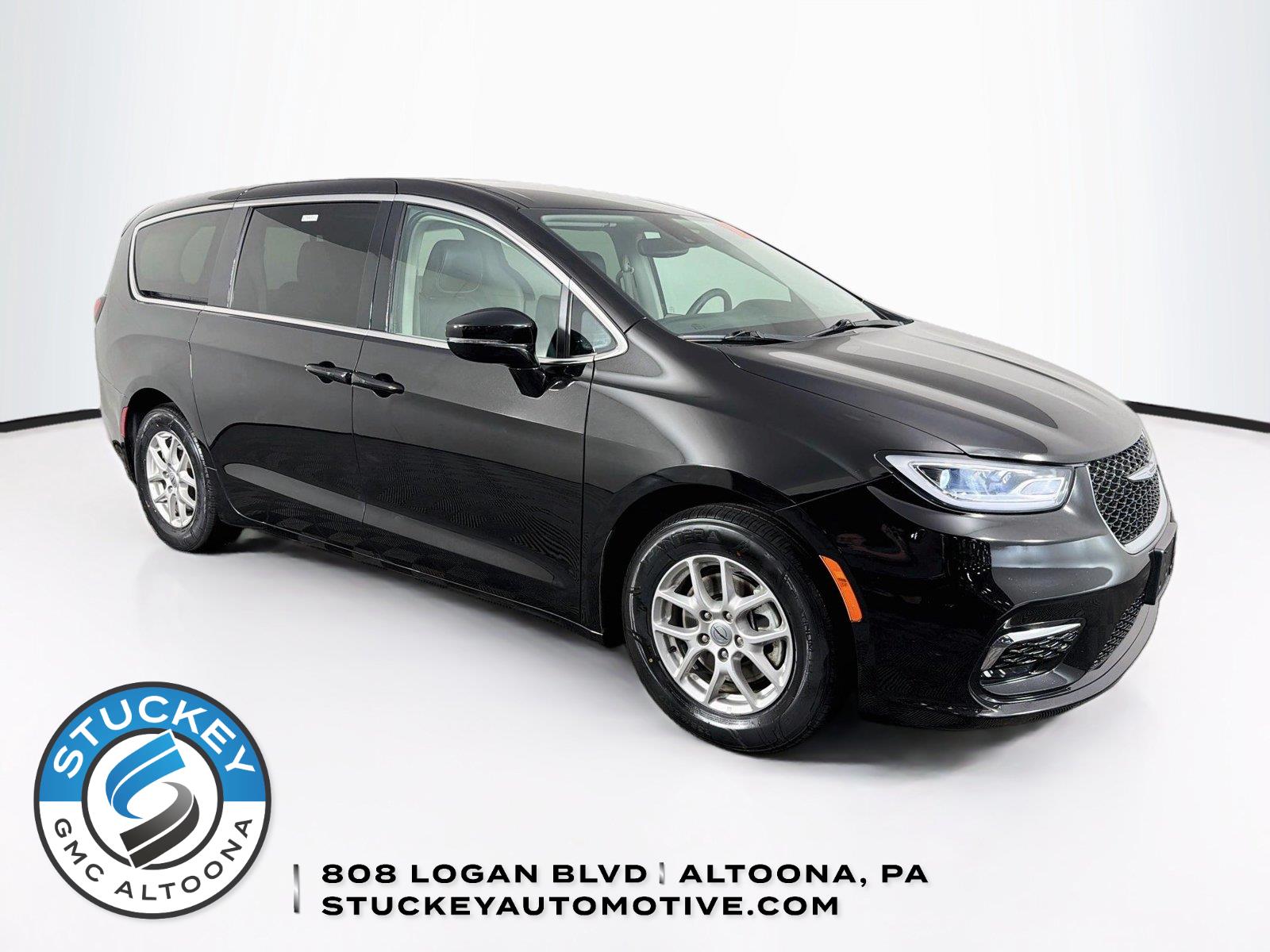 Diamond Black Crystal Pearlcoat 2024 Chrysler Pacifica Minivan Front-Wheel Drive 9-Speed Automatic