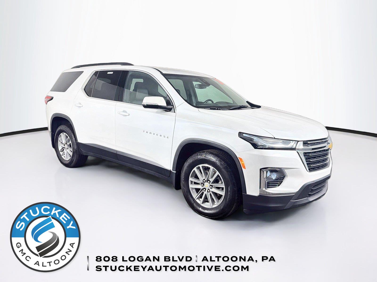White (Iridescent Pearl Tricoat) 2023 Chevrolet Traverse SUV / Crossover Four-Wheel Drive 9-Speed Automatic