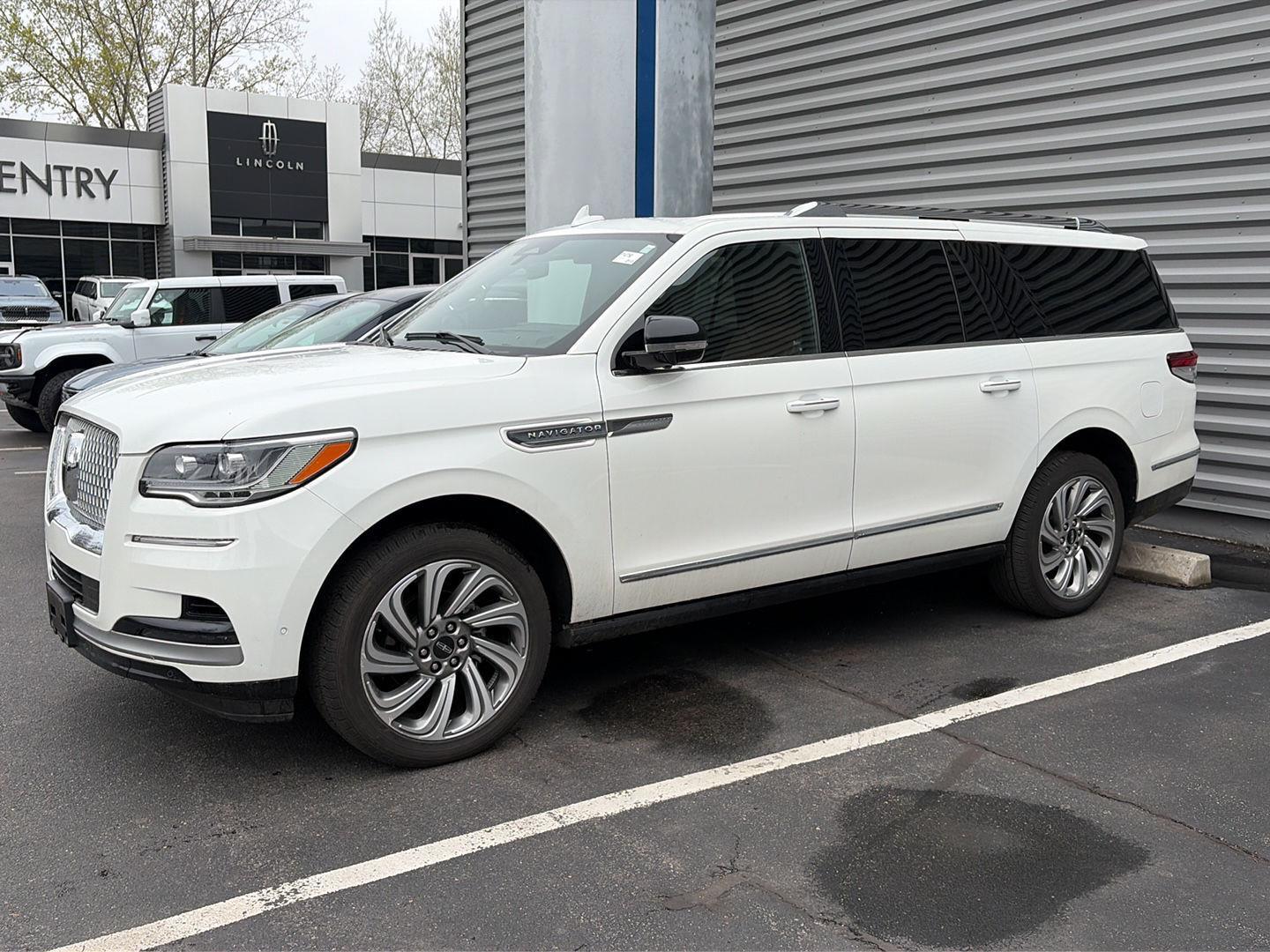 Pristine White Metallic Tri-Coat 2023 Lincoln Navigator L Reserve 4WD SUV / Crossover Four-Wheel Drive Automatic