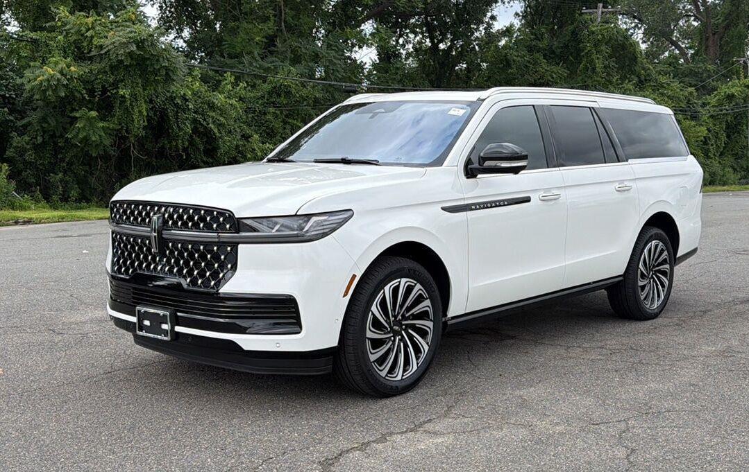 Pristine White Metallic Tri-Coat 2025 Lincoln Navigator SUV / Crossover Four-Wheel Drive Automatic