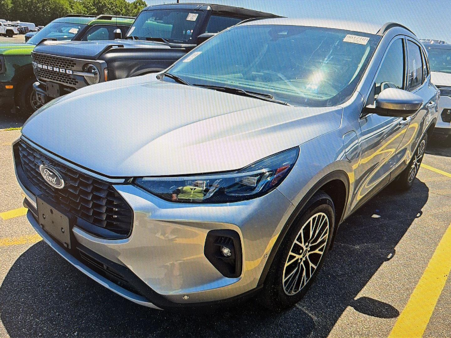 Iconic Silver Metallic 2023 Ford Escape Hybrid Plug-in SUV / Crossover Front-Wheel Drive Continuously Variable Transmission