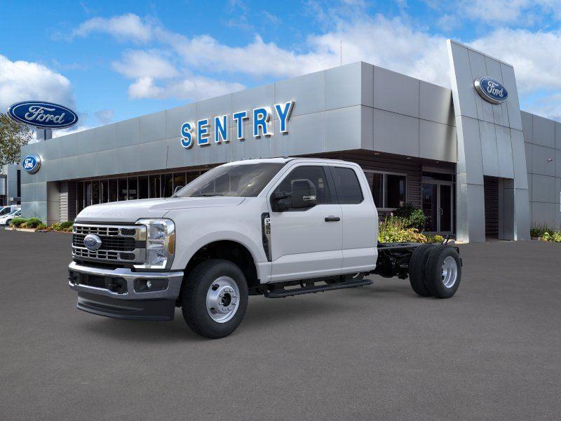 Oxford White 2026 Ford F-350 Super Duty Chassis XL SuperCab DRW 4WD Pickup Truck Four-Wheel Drive Automatic