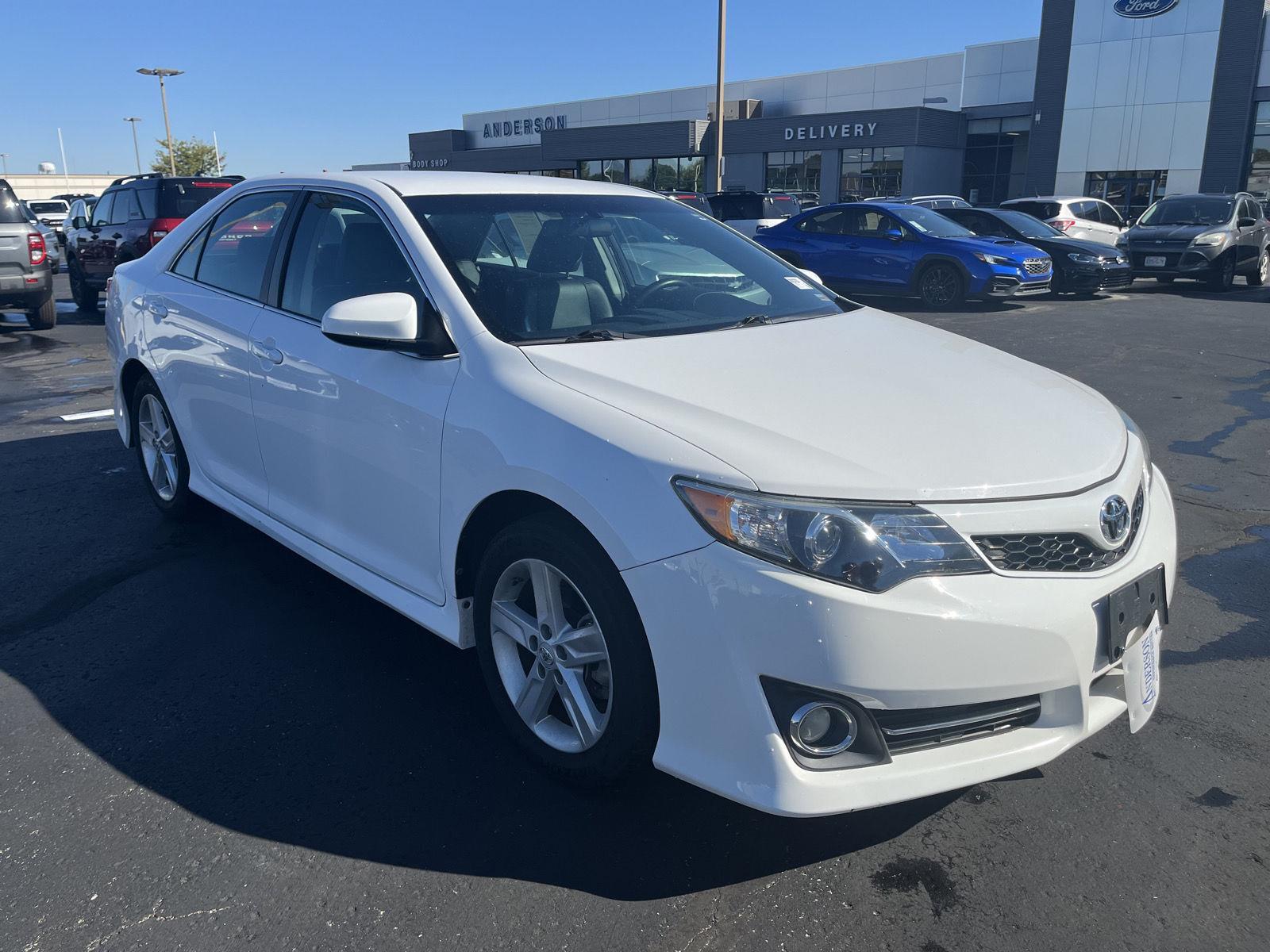 2014 Toyota Camry SE photo 2