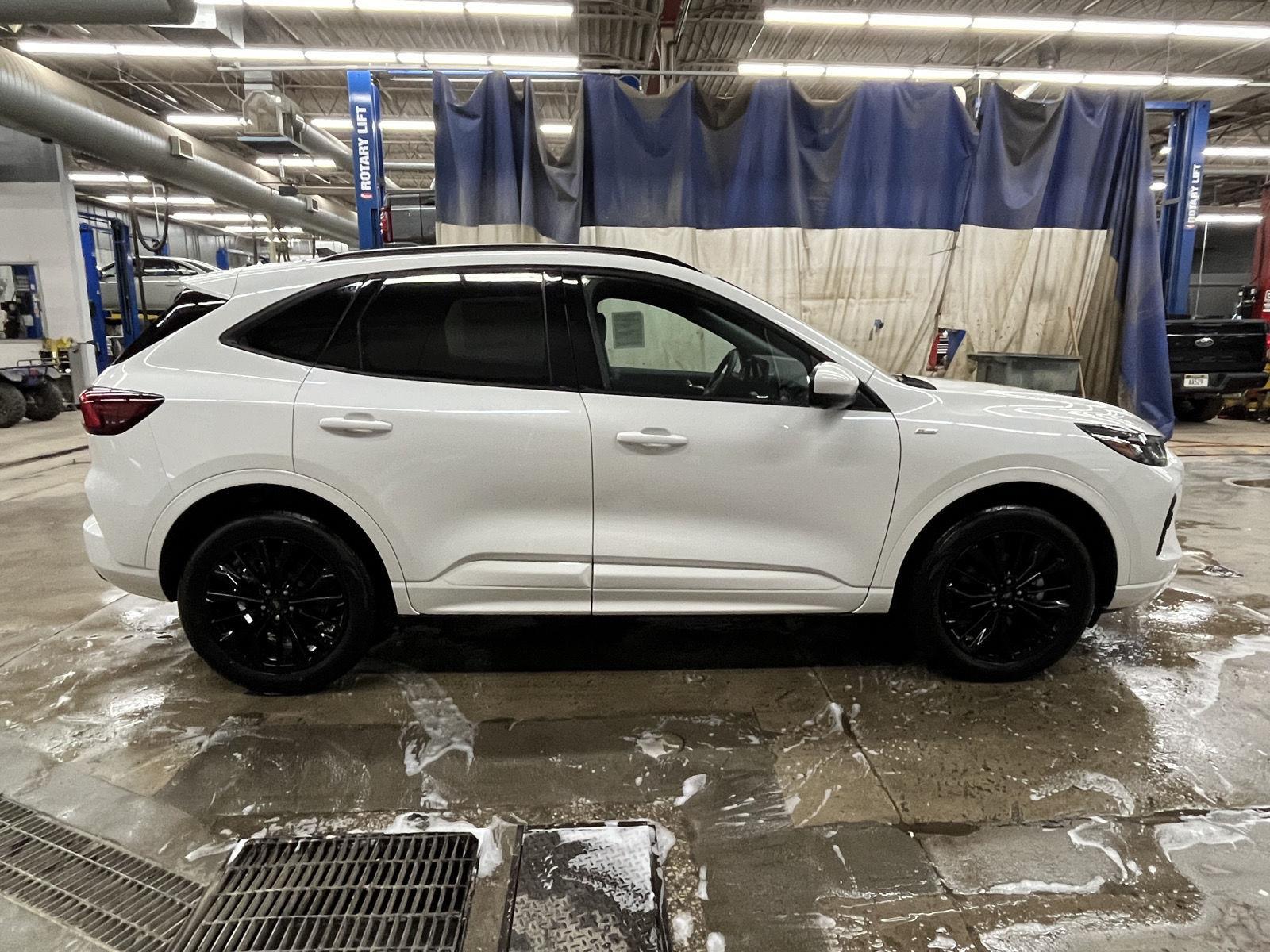 View vehicle photo 5