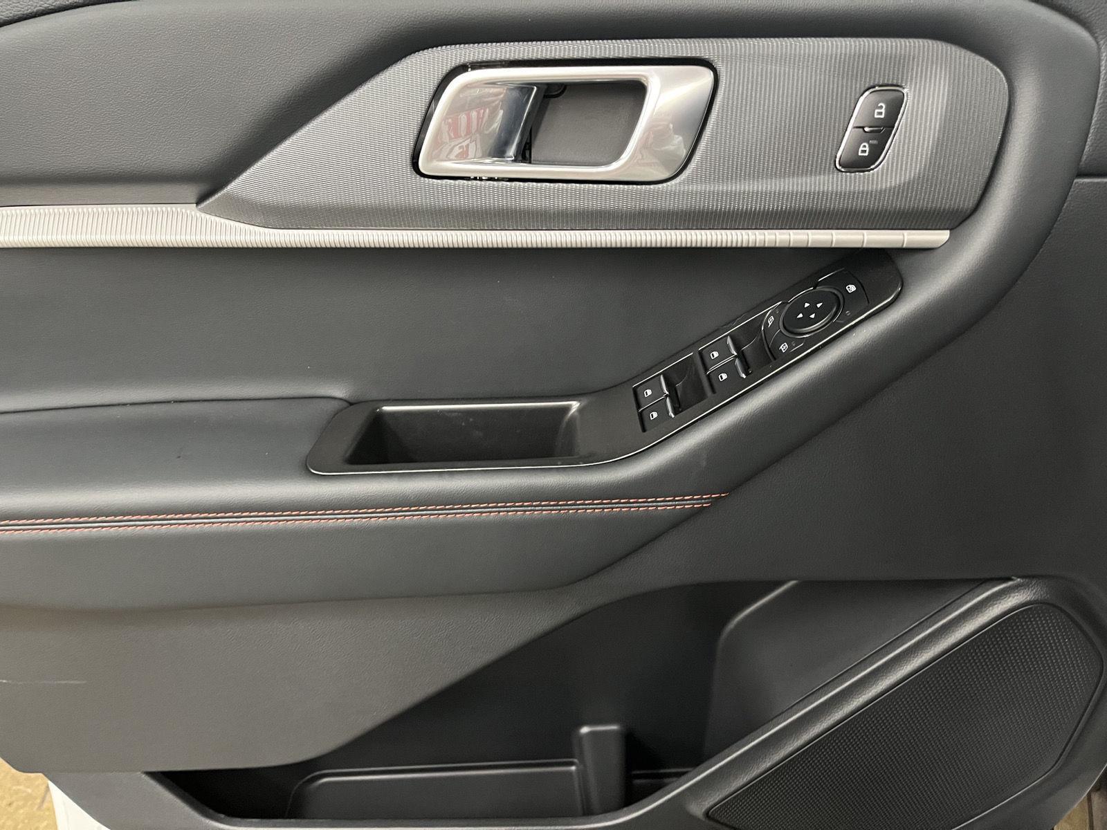 Vehicle photo 14
