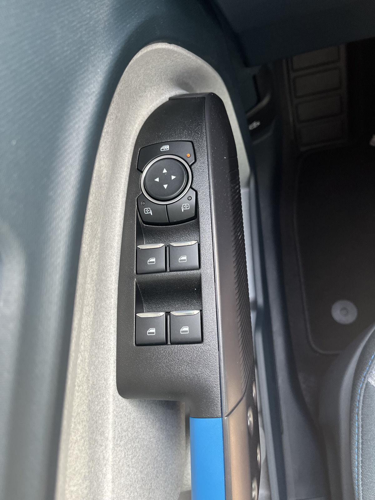 Vehicle photo 11