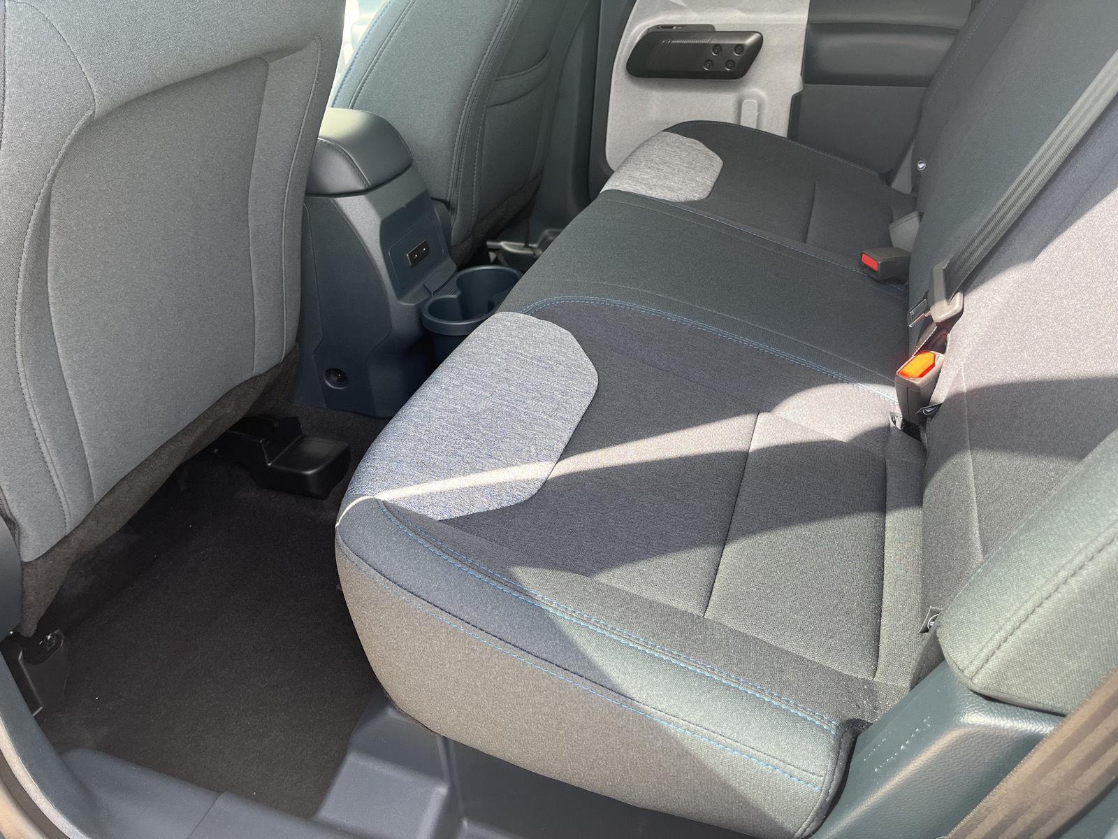 Vehicle photo 17