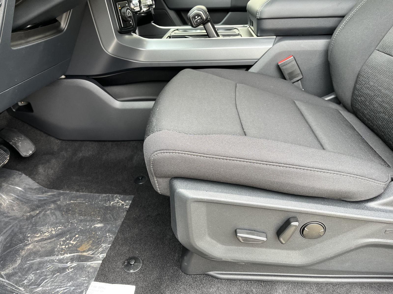 Vehicle photo 12