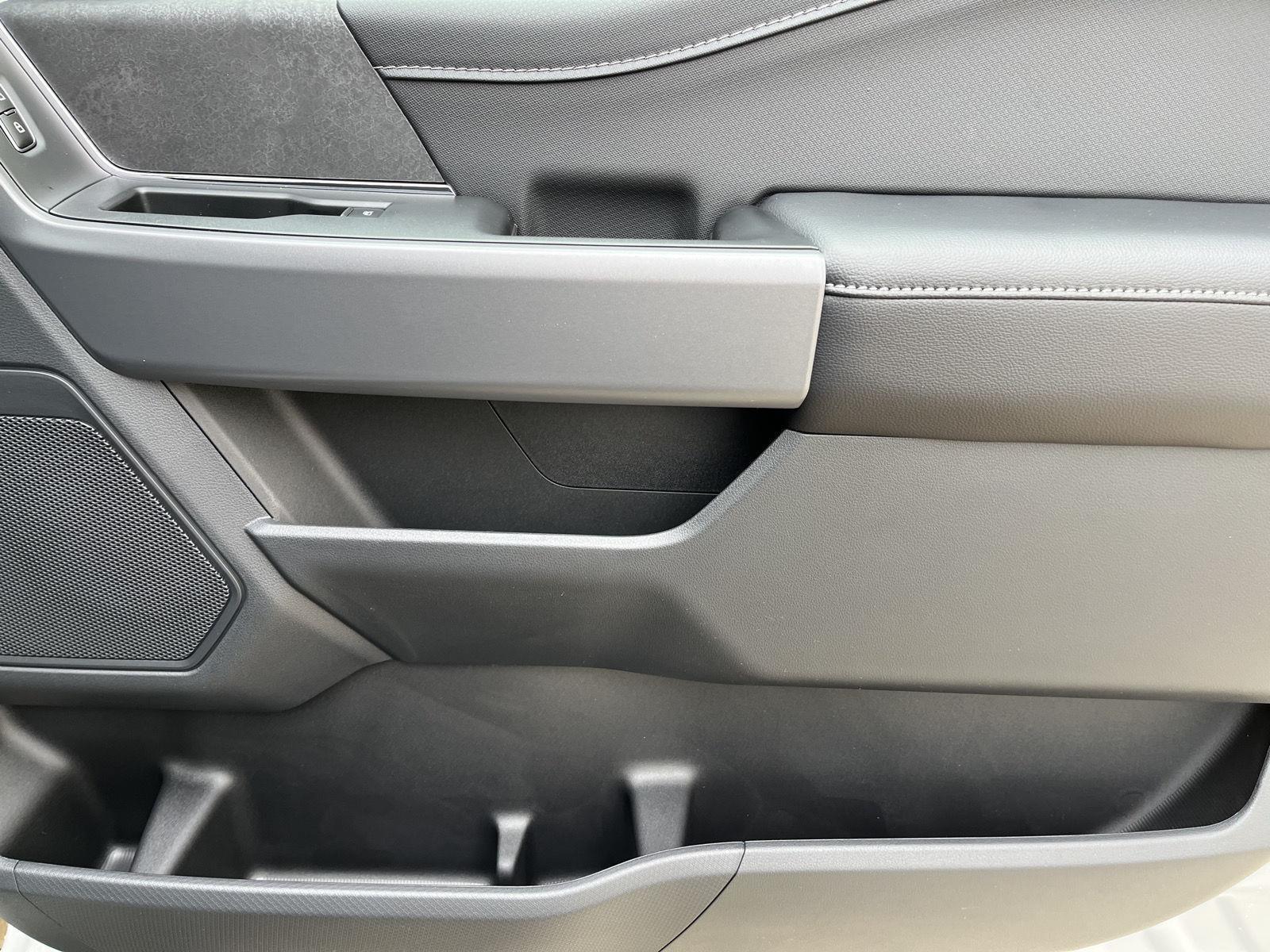 Vehicle photo 15