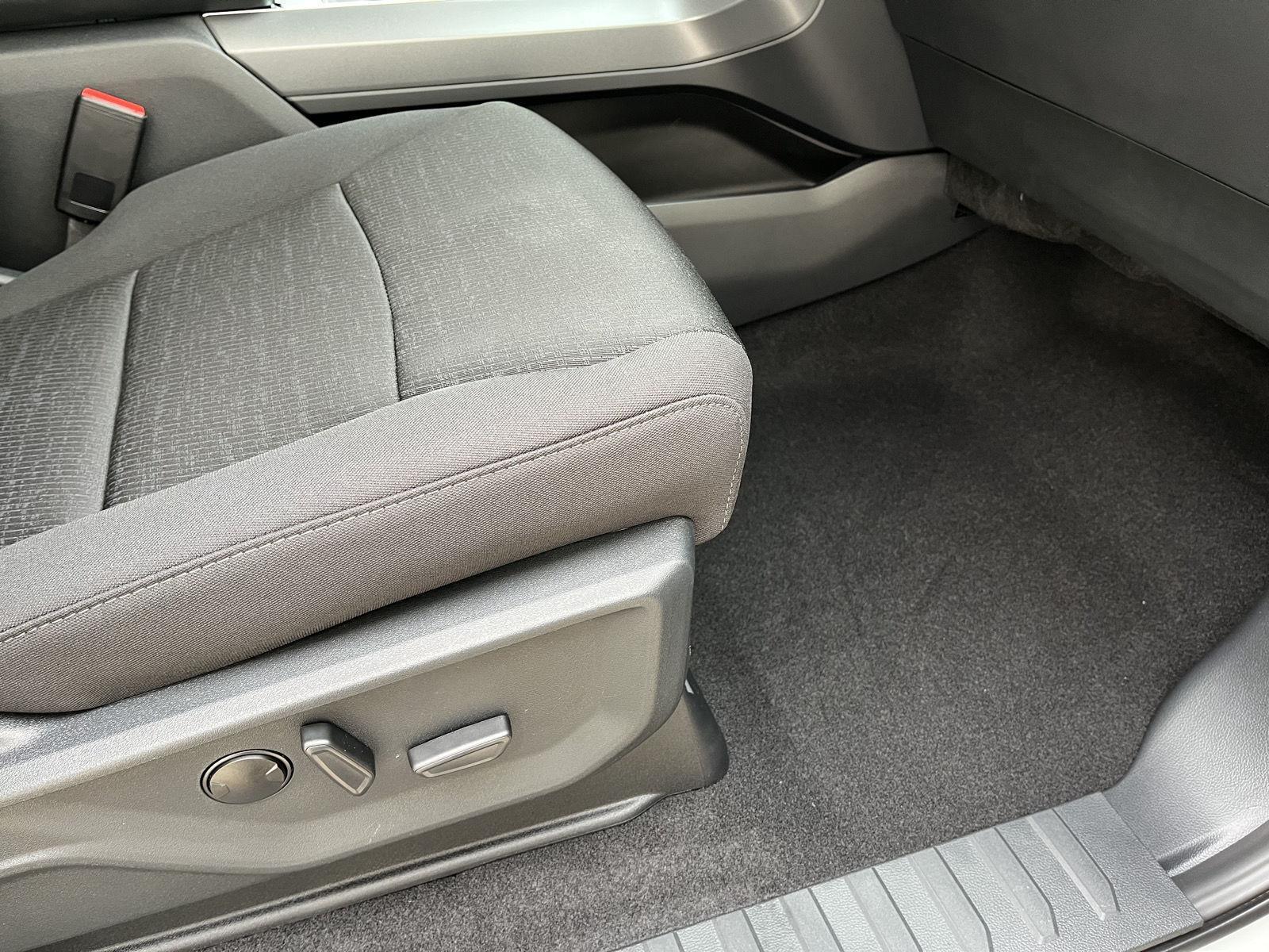 Vehicle photo 16