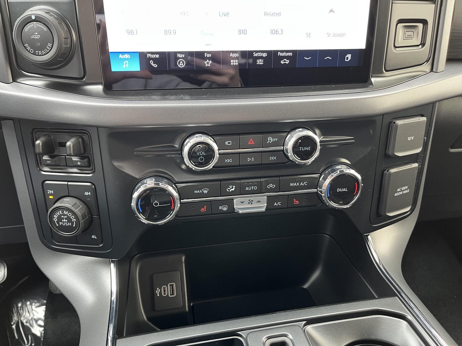 Vehicle photo 24