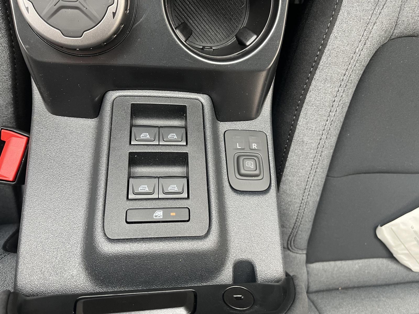 Vehicle photo 24
