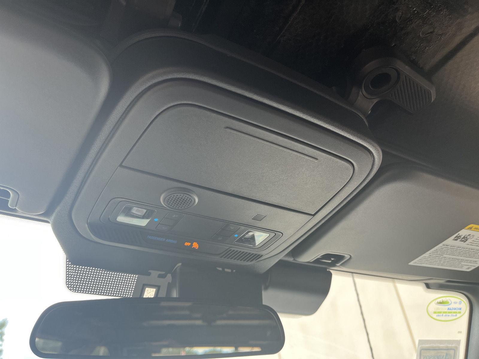 Vehicle photo 25